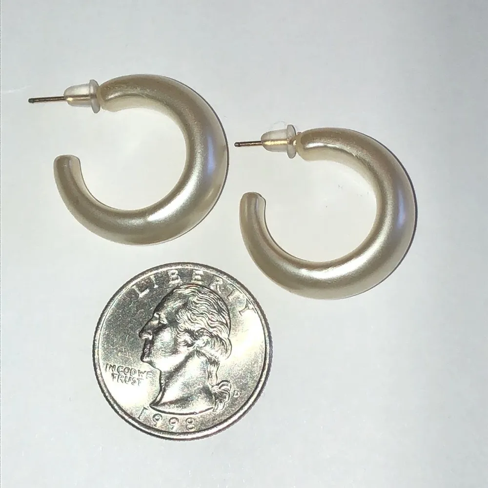 Off White Pearlescent Chunky Lucite Retro Boho Hoop Earrings - Image 2