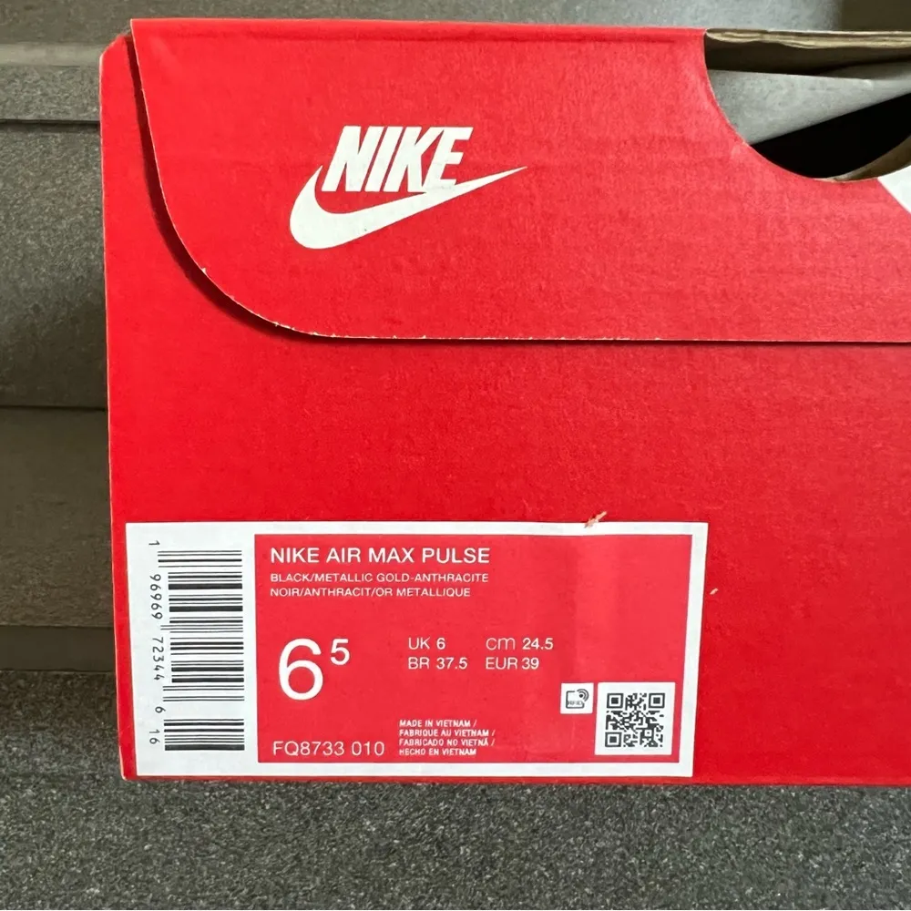 Air Max Pulse in Black/Anthracite/Gold/Metallic Gold,Size 8 Women (6.5 Men) - Image 15