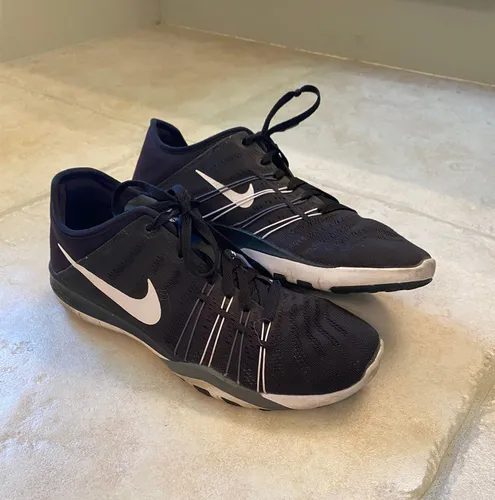Nike free tr 6 black hot sale