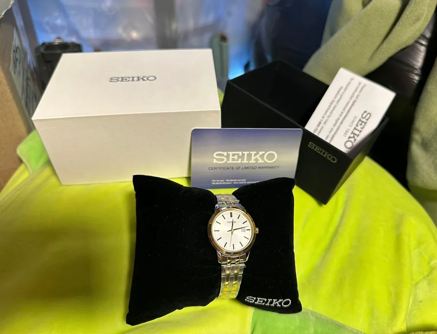 Beautiful Watch Gold N Silver Plus Free Gift