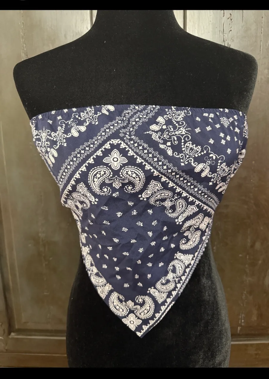 Shein Navy classic white paisley pattern strapless tube top Bandana Top Medium. Gently warn & excellent condition. Measurements approximately 13.5” from armpit to armpit x 12”. Non-smoking home. priced to sell at as is condition. Don’t like my price, make reasonable offer! And thank you for checking my closet.