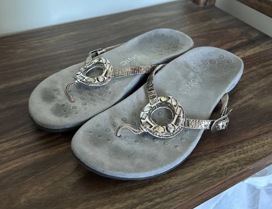 Vionic Women Pewter Metallic Snakeskin Orthotic Thong Sandals Gray Size 8 390PC1