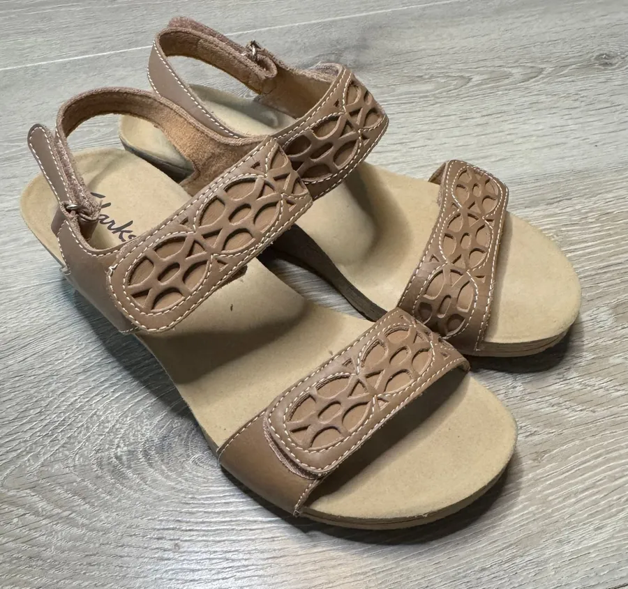 Clarks Lexi Marigold Q Tan Leather Laser Cut Wedge Sandals Size Womens 7