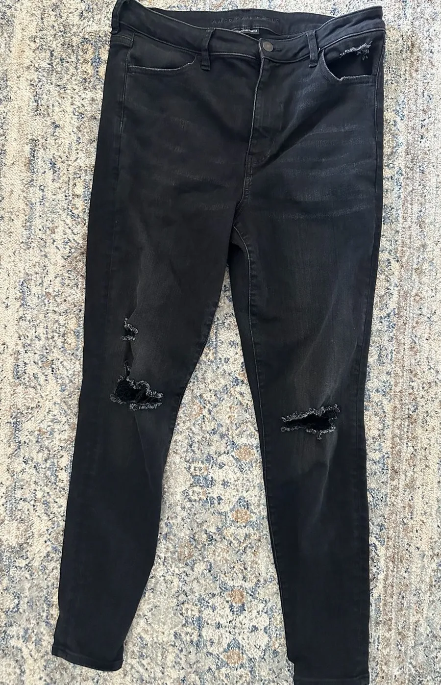 American Eagle Super Hi-Rise Jegging Next Level Stretch Black Distressed Jeans S