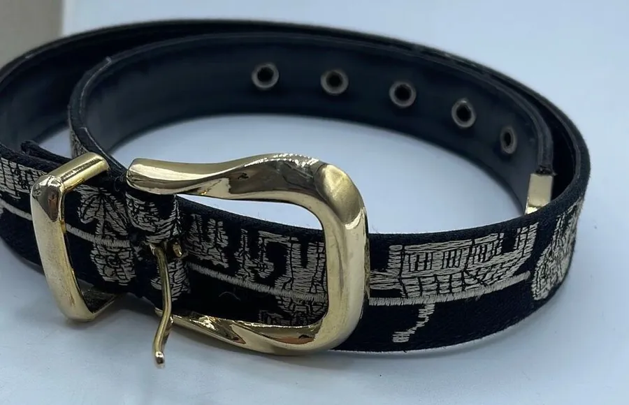 Vintage Doncaster size M embroidered black belt.