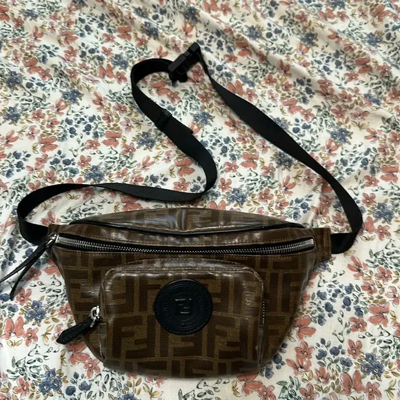 Fendi Fanny Pack cross body bag luxury casual sporty