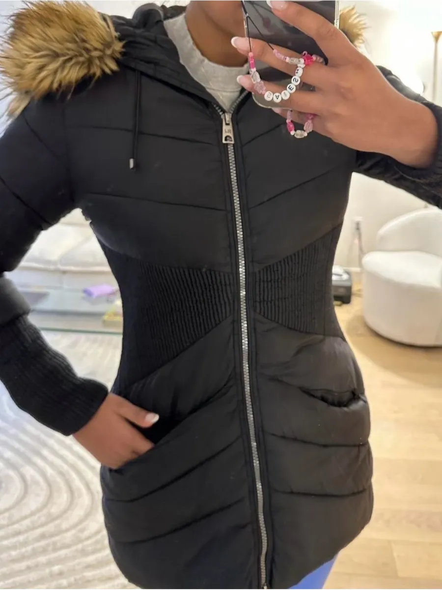 Black Women's Quilted Hooded Puffer Coat with Faux Fur Trim and Waist Cinching
