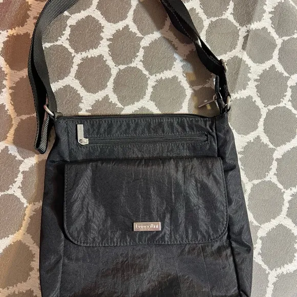 Baggallini Black Crossbody Bag with Adjustable Strap and Zipper Closure