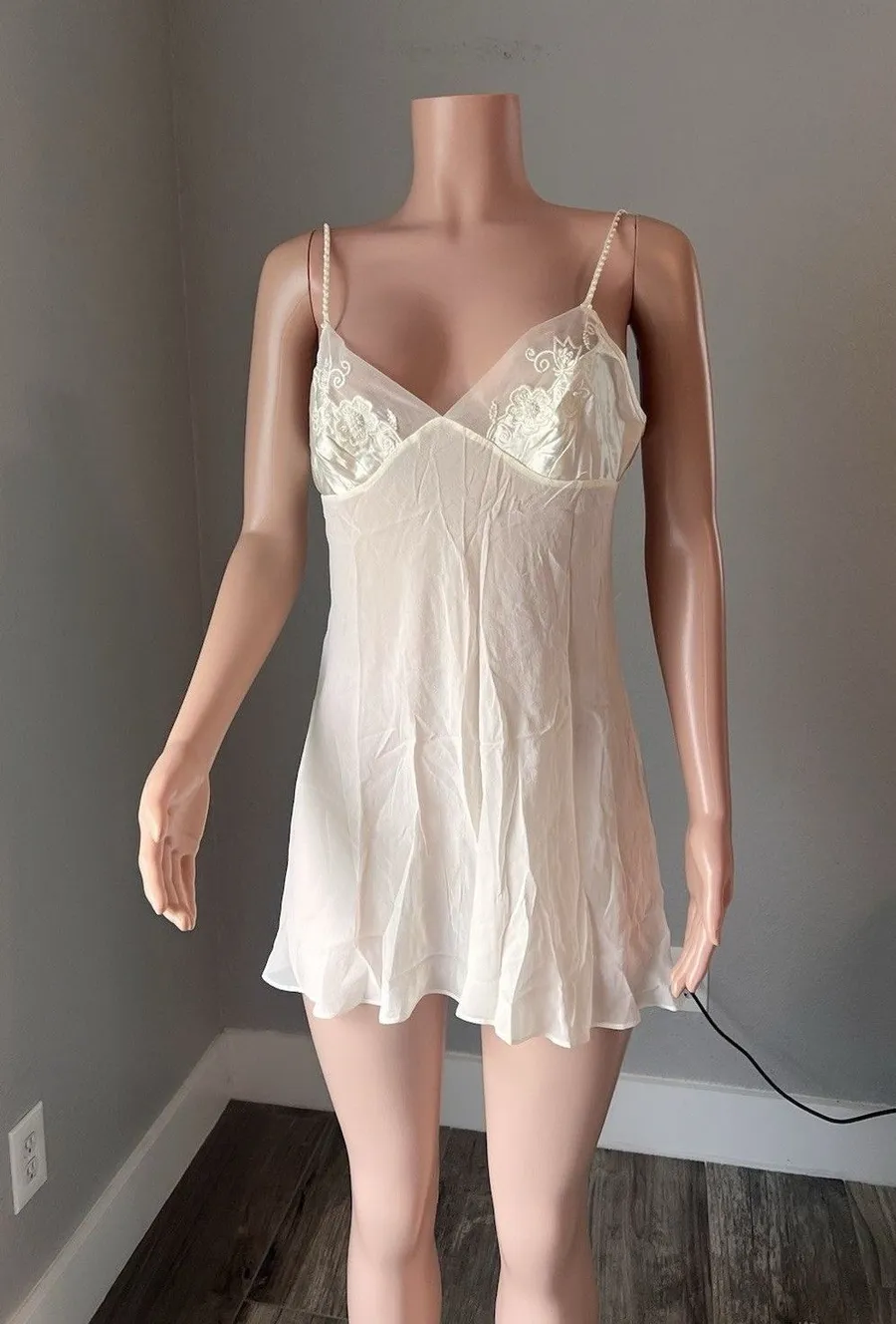 VINTAGE VICTORIAS SECRET SILKY SATIN NIGHTGOWN Lingerie MEDIUM NWT NEW #225