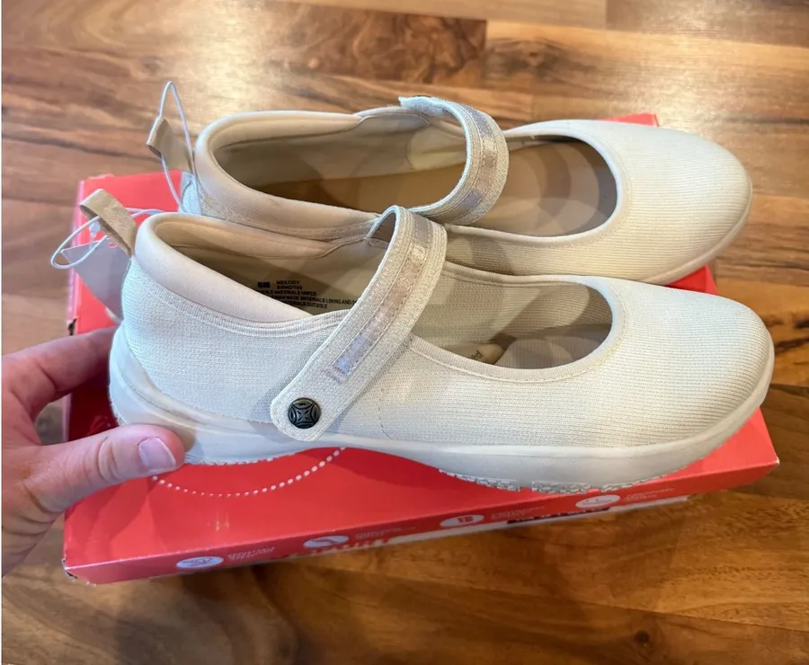 JSPORT Melody Cream Mary Jane Shoes Women's Size 8 Lightweight Cushioned NEW