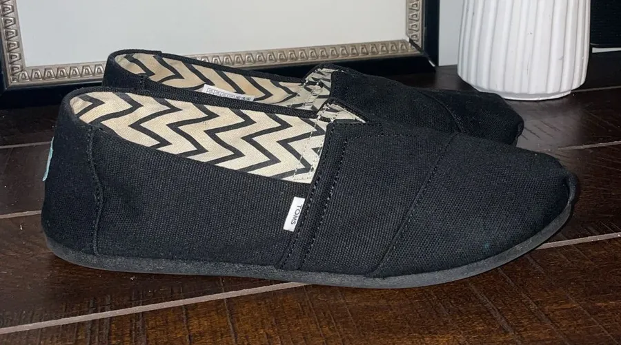 Toms Black Alpargata Canvas Slip-On Flats with Chevron Lining Size 10