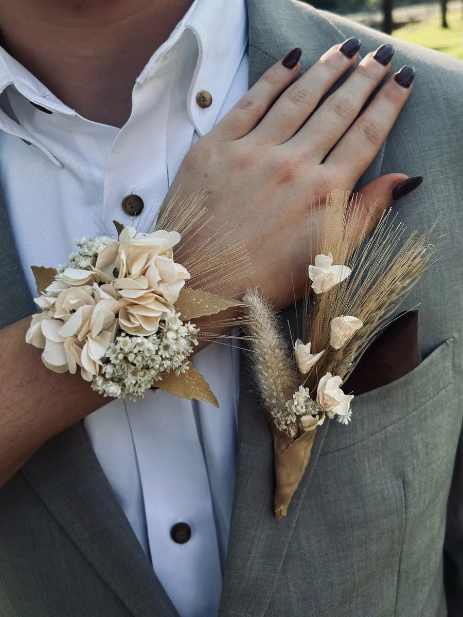 Corsage and boutonnière Tan Size undefined