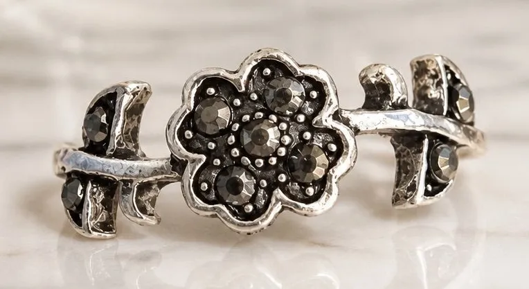 Vintage Silver Flower Ring with Dark Stones and Leaf Accents SS Ring Size 6 NWT