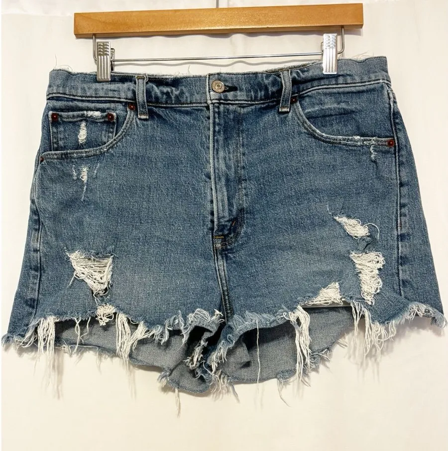 Abercrombie & Fitch The Mom Short High Rise Distressed Medium wash size 12