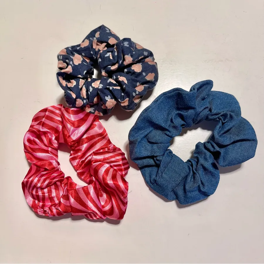 Free w/ Purchase - AEO + Aero Set of 3 Scrunchies