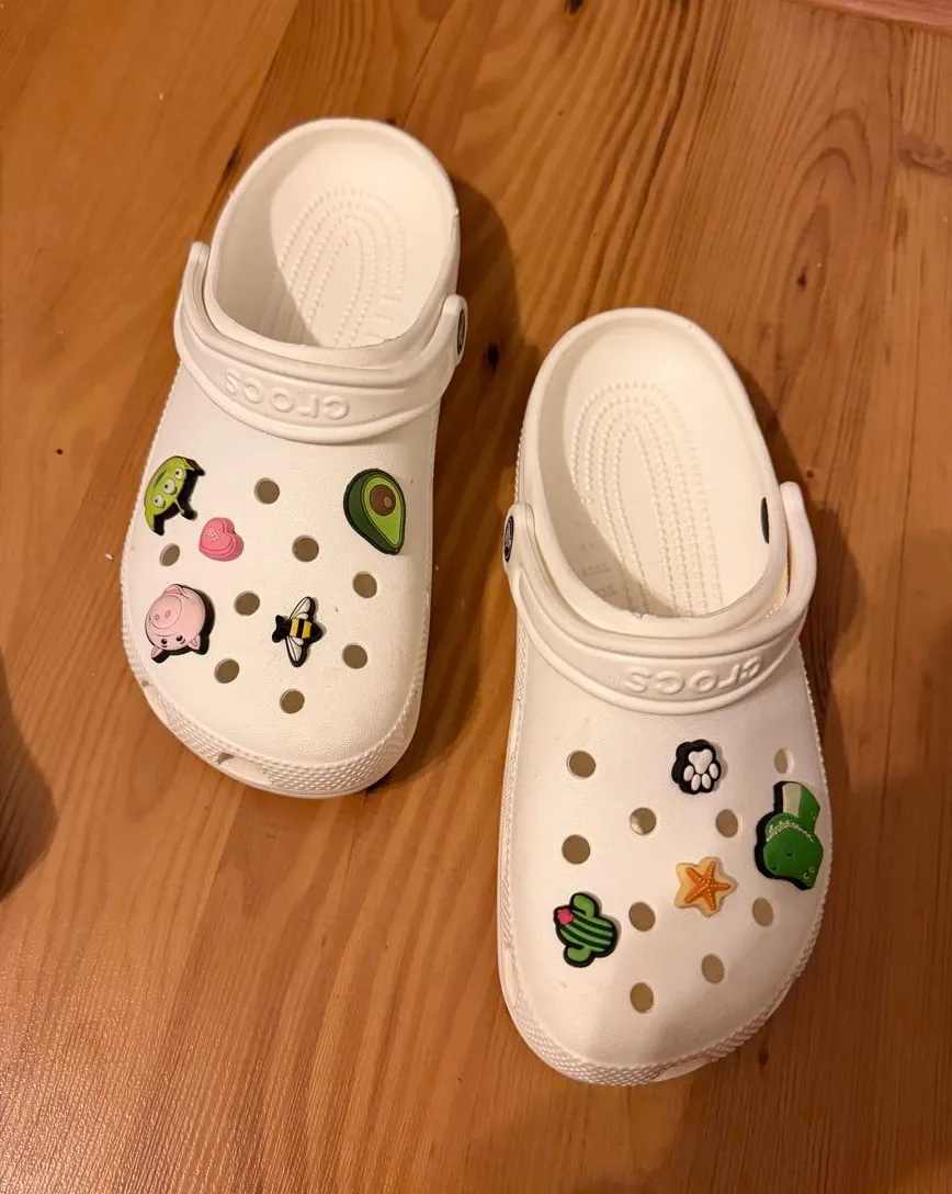 CROCS White Classic Clogs with 9 Cute Jibbitz Charms EUC