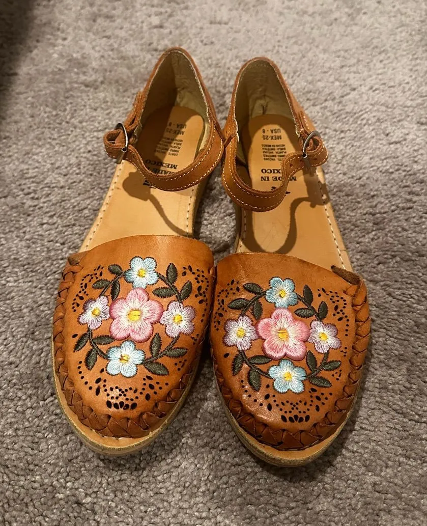 Tan Leather Floral Embroidered Sandals Size 8 made in Mexico