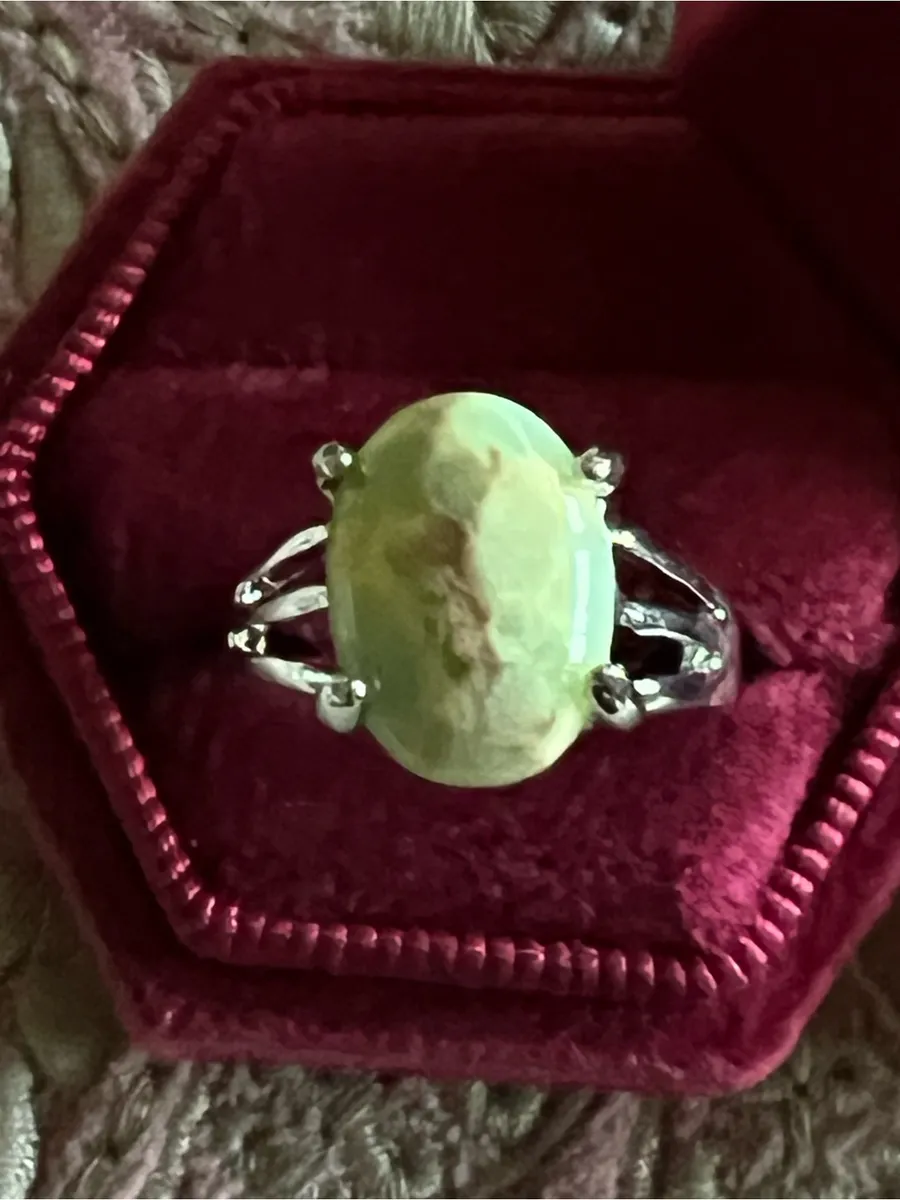 Women’s Gorgeous Stainless Steel Silver with Gemstone Design Size 8 Green