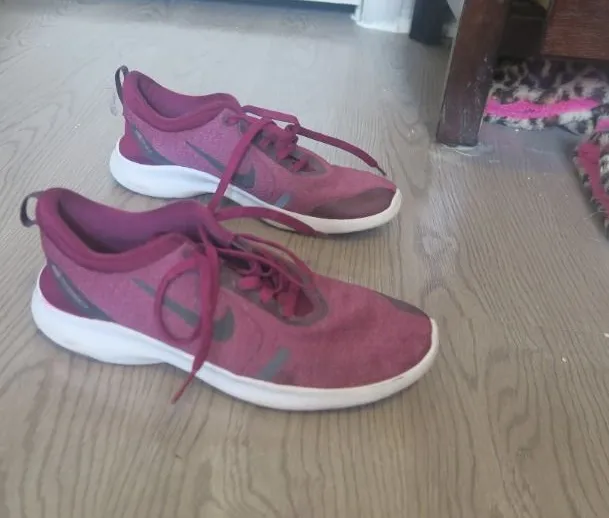 NIKE women's flex experience 8 sneakers in maroon burgundy purple red size 7.5. Breathable