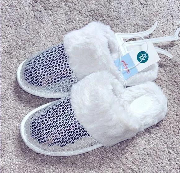 Cat & Jack Silver White Cozy plush Slippers size 6/7 new