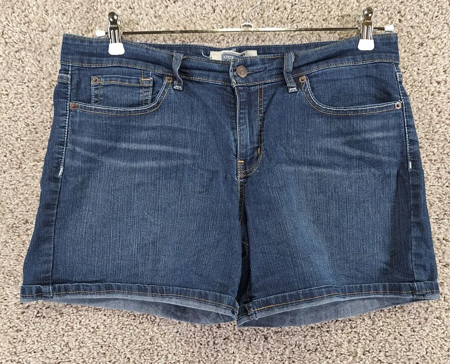 Signature Levi Shorts Womens 10 (36W) Medium Wash Denim Pockets Casual Classic Blue
