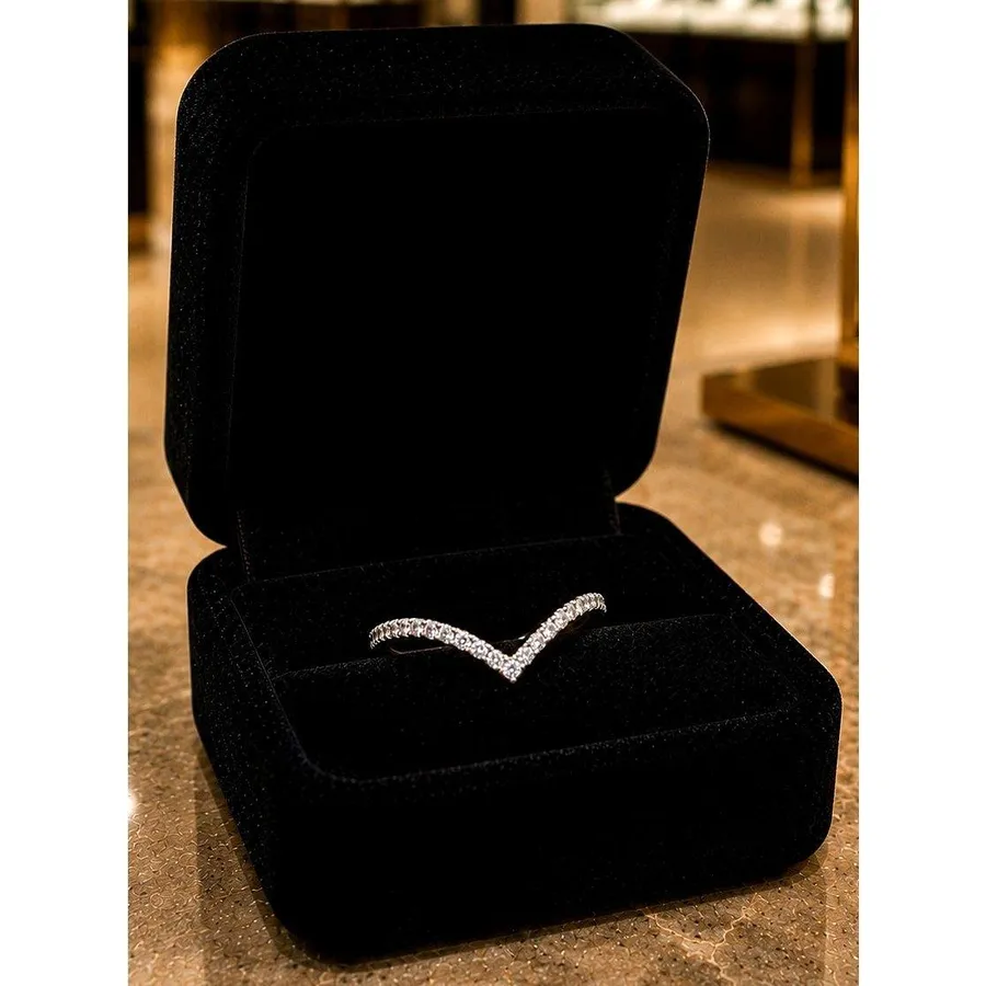 .925 Moissanite V