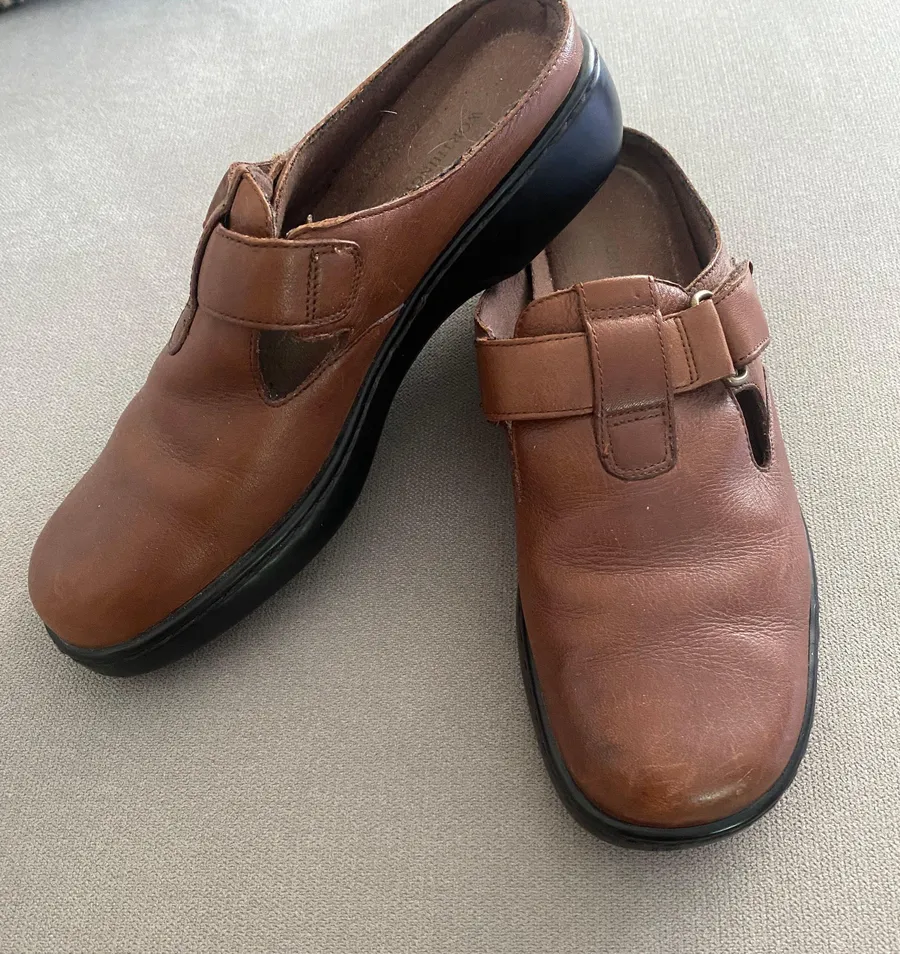 8M Women’s Brown Leather Shoes Buckle Low Heels Slip On EUC