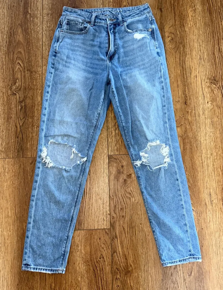 American Eagle Distressed Mom Jeans Size 2 High Rise Stretch Waistband boho