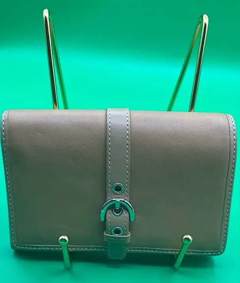 A Really sweet Beige Light Tan Y2K Coach Snap Leather Coach ID Wallet