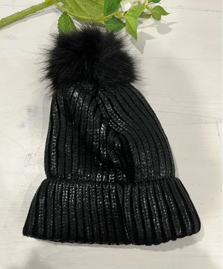 Winter hat Black Ribbed Knit Beanie with Faux Fur Pom Pom brand new Go & Go