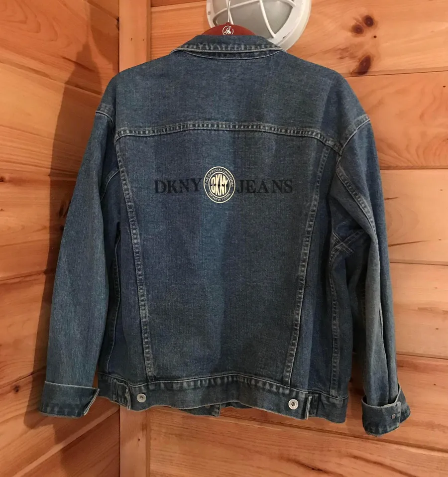 AMAZING VINTAGE BLUE DARK WASH JEANS LOGO SPELLOUT GRAPHIC BUTTON UP DENIM JACKET