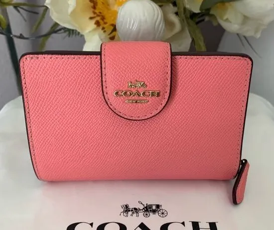 NWOT Coach Medium Leather Corner Zip Wallet