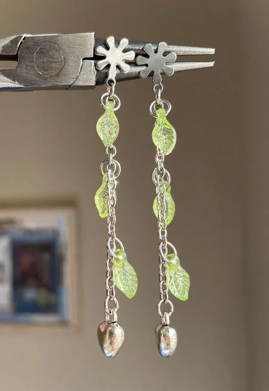 Kawaii fairy whimsical boho style heart & leaf chain dangle earrings ⭐️🍃🌀