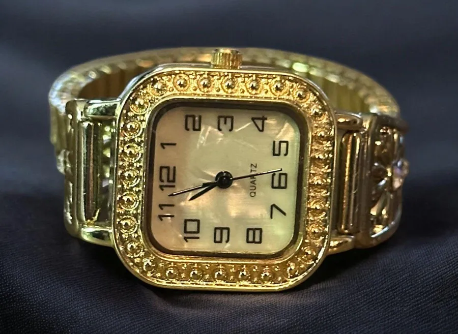 Gold tone flower band Quartz analog watch