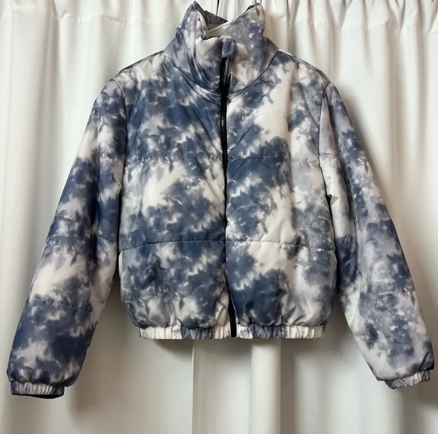 NWOT Blue & White Tie Dye Cloud Pattern Puffer Jacket Size Medium