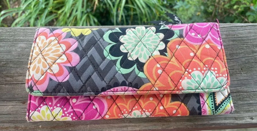 Vera Bradley Trifold Wallet Ziggy Zinnia Magnetic Closure ~ Retired Pattern