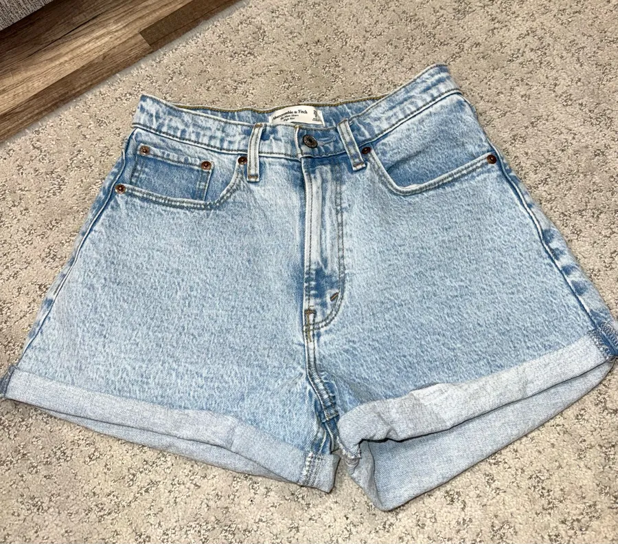 Abercrombie & Fitch Curve Love High Rise Mom Shorts Size 26/2 Light Wash