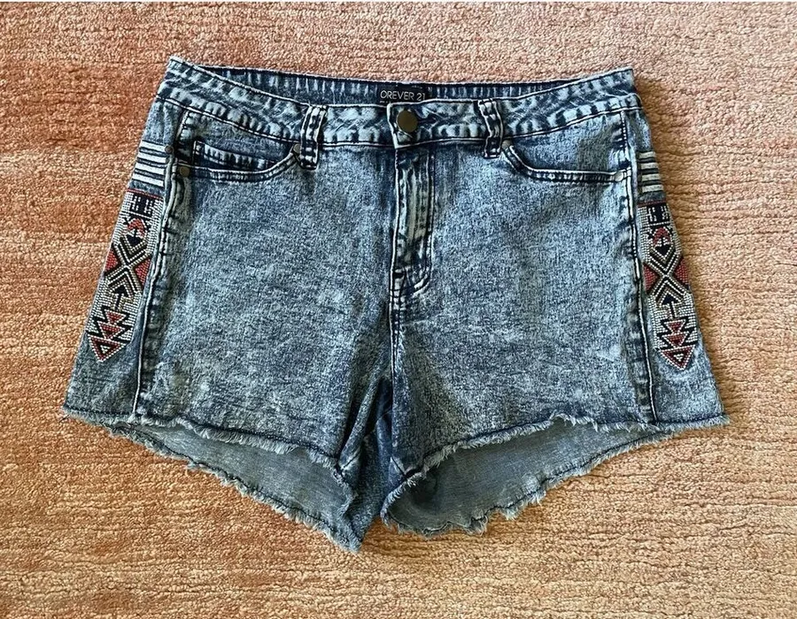 Forever 21 Plus Size 16 Denim Shorts Gray Acid Wash Beaded Aztec Sides Raw Hem