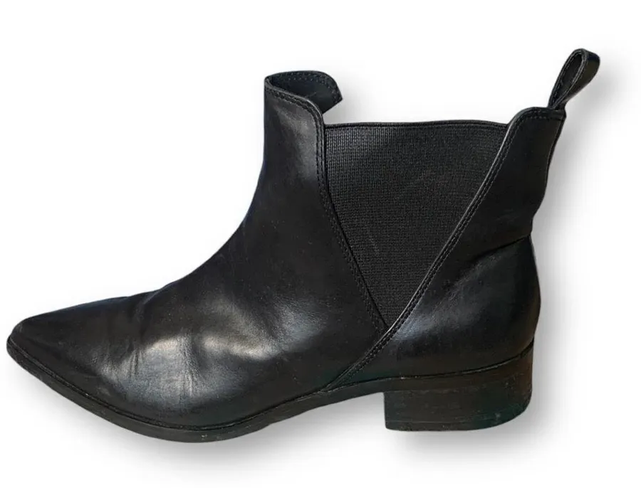 & Other Stories Shoe Black Leather Short Ankle Chelsea Boot Pointy Toe Low Heel