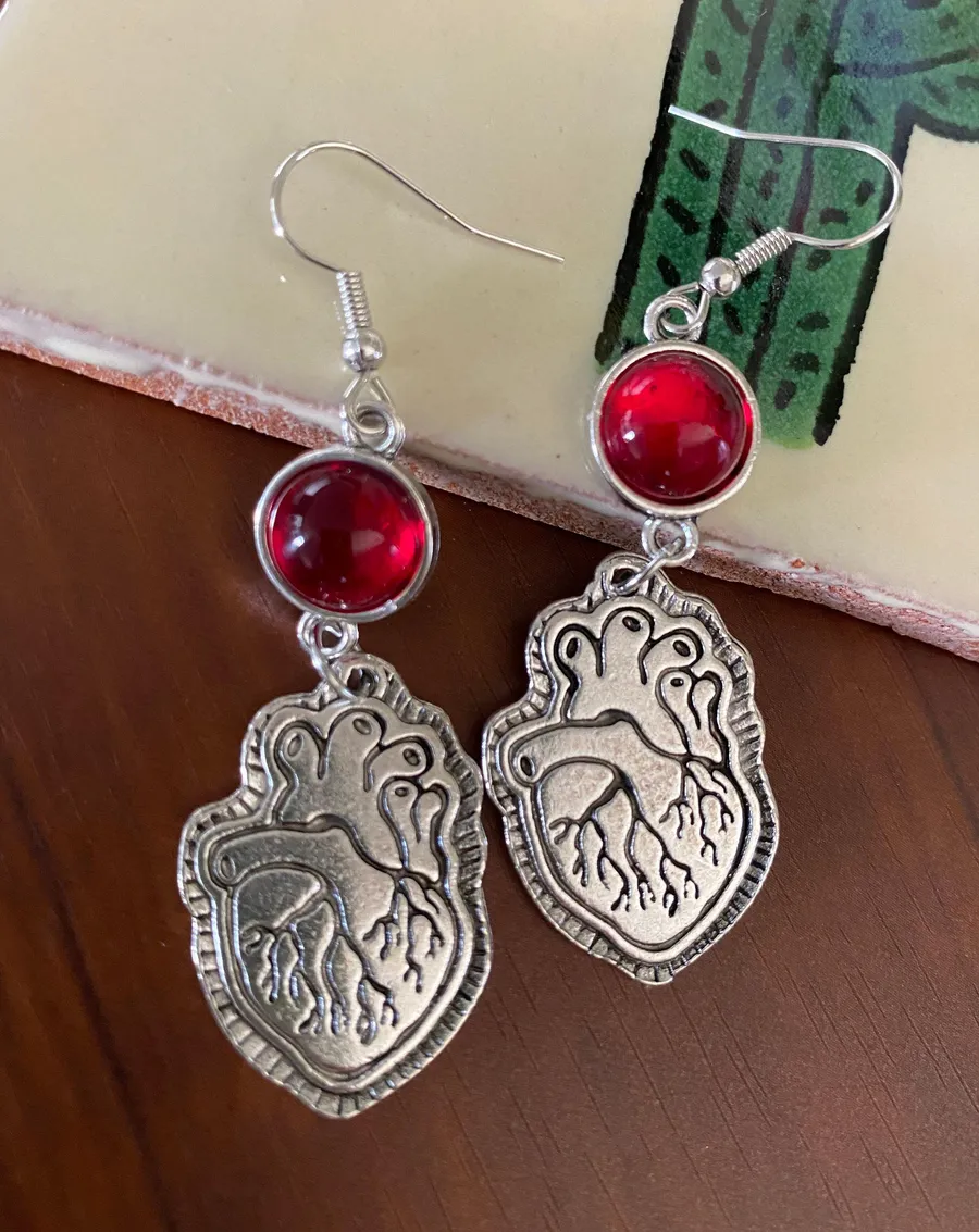 Kawaii fun horror gothic heart dangle earrings✨