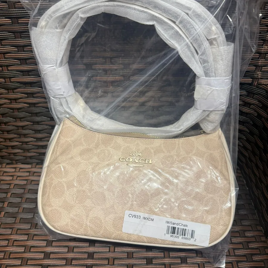 coach Teri Shoulder Bag In Signature Canvas cv933