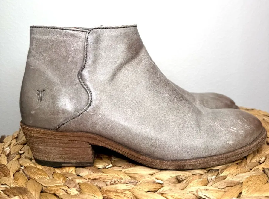 Frye Boots Women's Carson Piping Taupe Grey Leather Ankle Bootie Zip Western