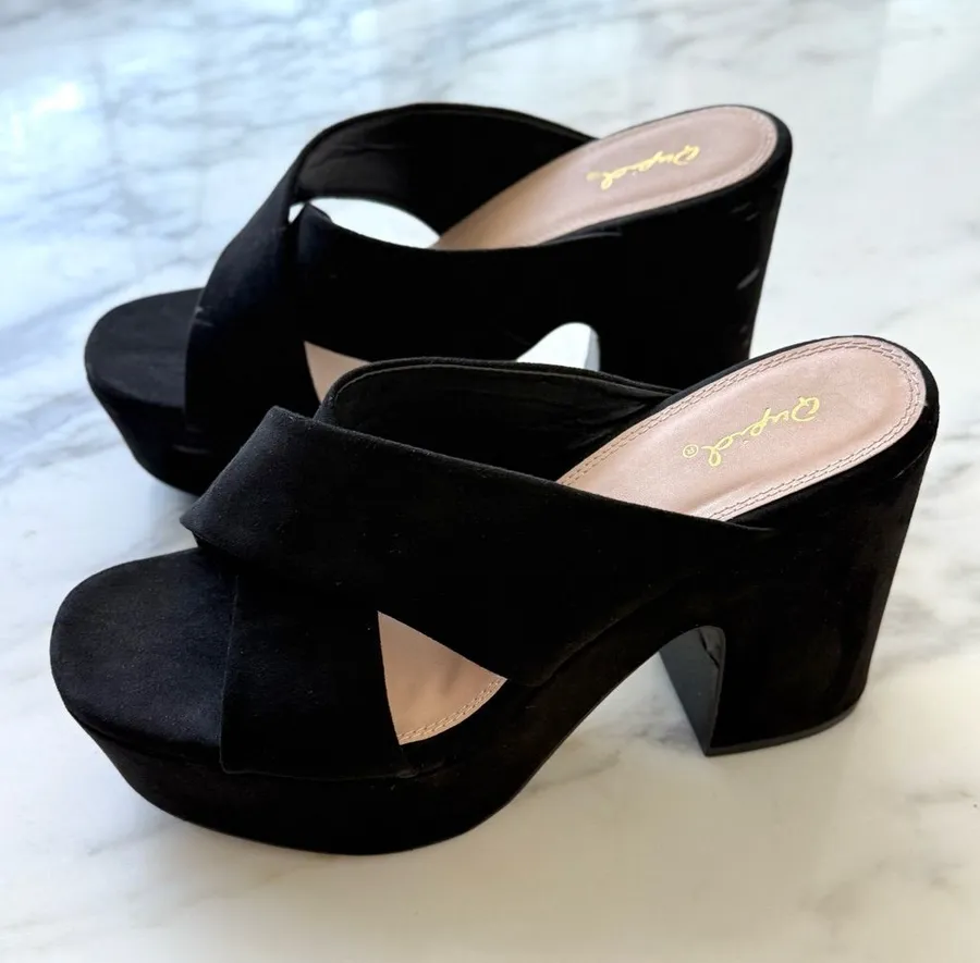 Qupid Black Faux Suede Crisscross Platform Slide Sandals • Sz 8.5