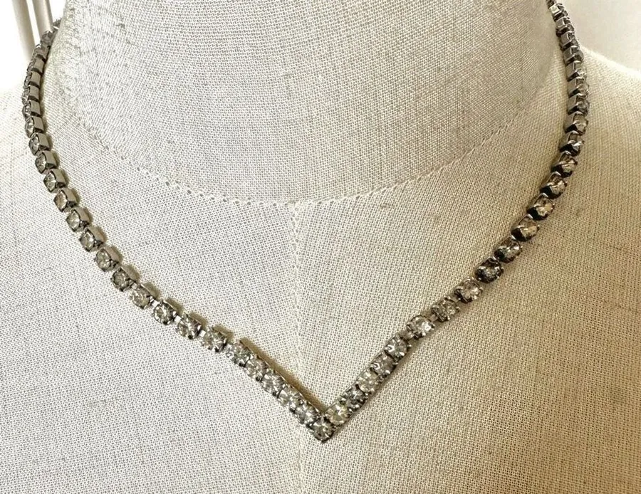 Rhinestone V necklace Silver