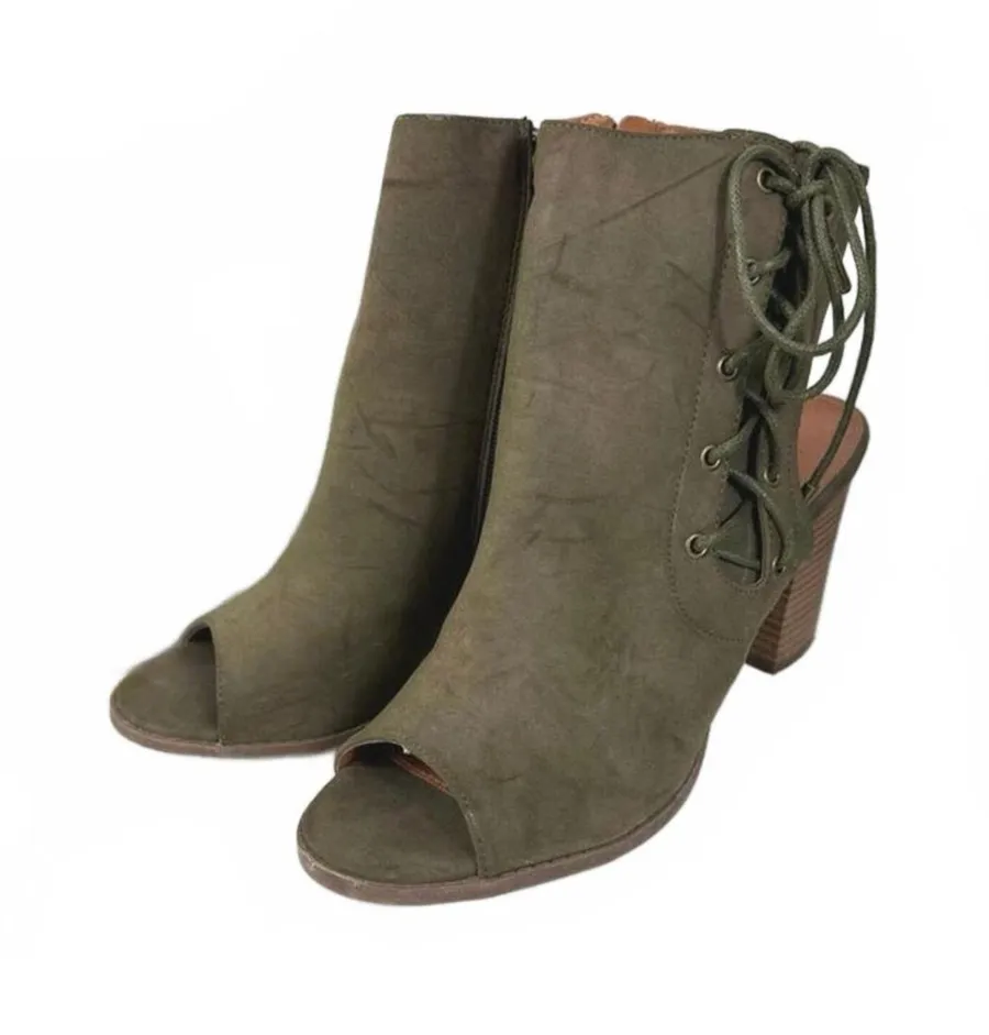 Beautiful Charlotte Rouse Shoes Size 8 Green