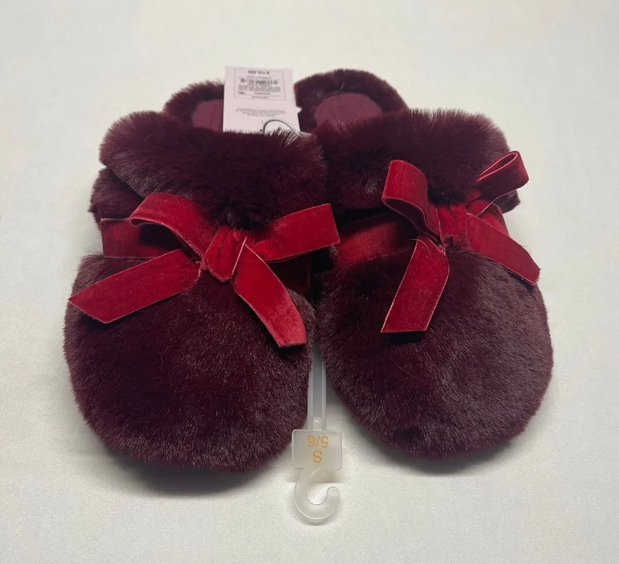 Auden Women's Fuzzy Burgandy Slippers Size small 5/6, Nwt Red