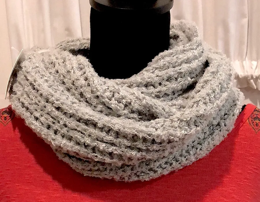 Women’s Grey Cable Knit Infinity Scarf / Neck Warmer NWT Gray