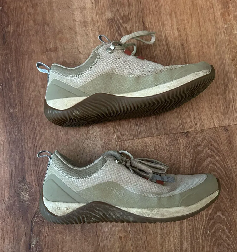 Ryka hiking tennis shoes