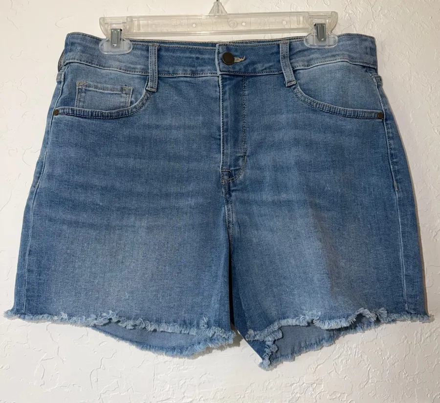 Nine West Slimming Pocket Denim Shorts Frayed Hem Jean Size 10 Medium Wash