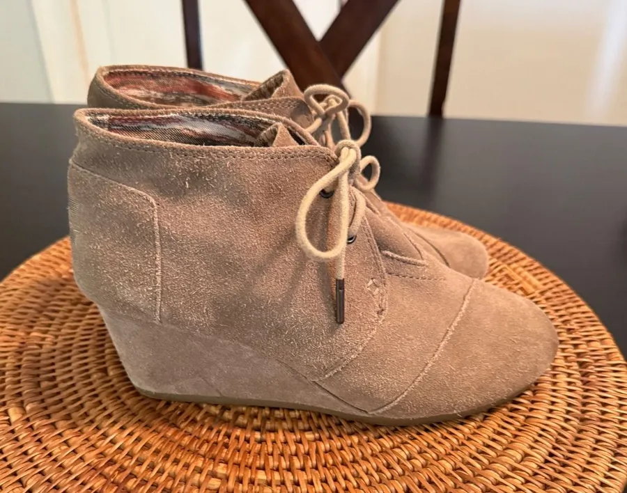 TOMS Desert Wedge Taupe Suede Lace Up Ankle Booties Womens 8.5 Heel Shoes